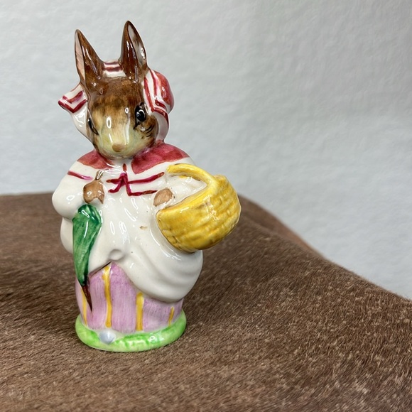 Beatrix Potter Ceramic Bunny Mrs Rabbit with Basket Figurine Beswick England - Picture 1 of 7
